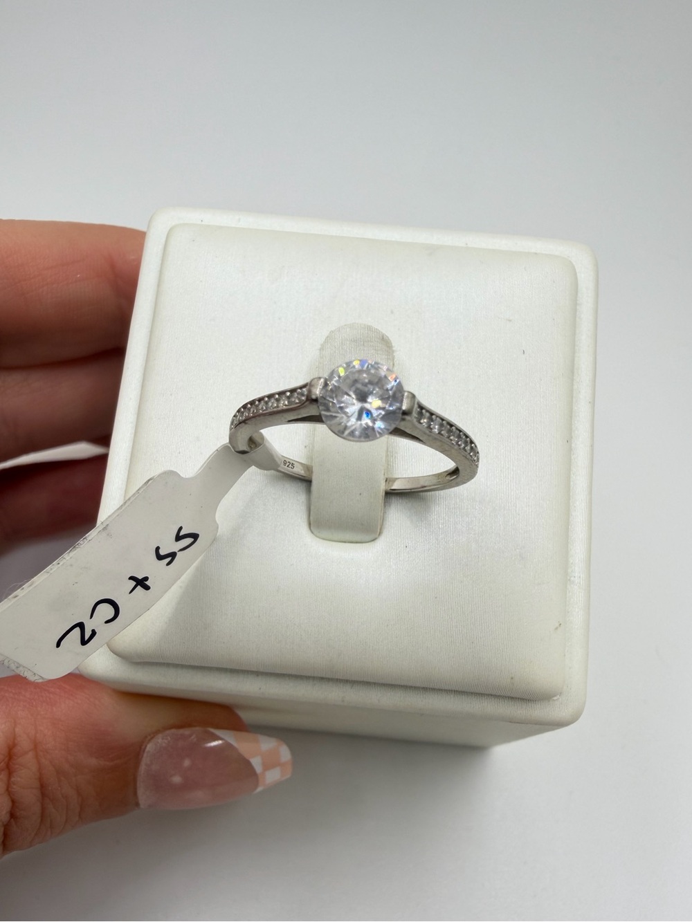 Classic 6mm round cut cubic zirconia ring w/ accent cz stones in stamped 925!
